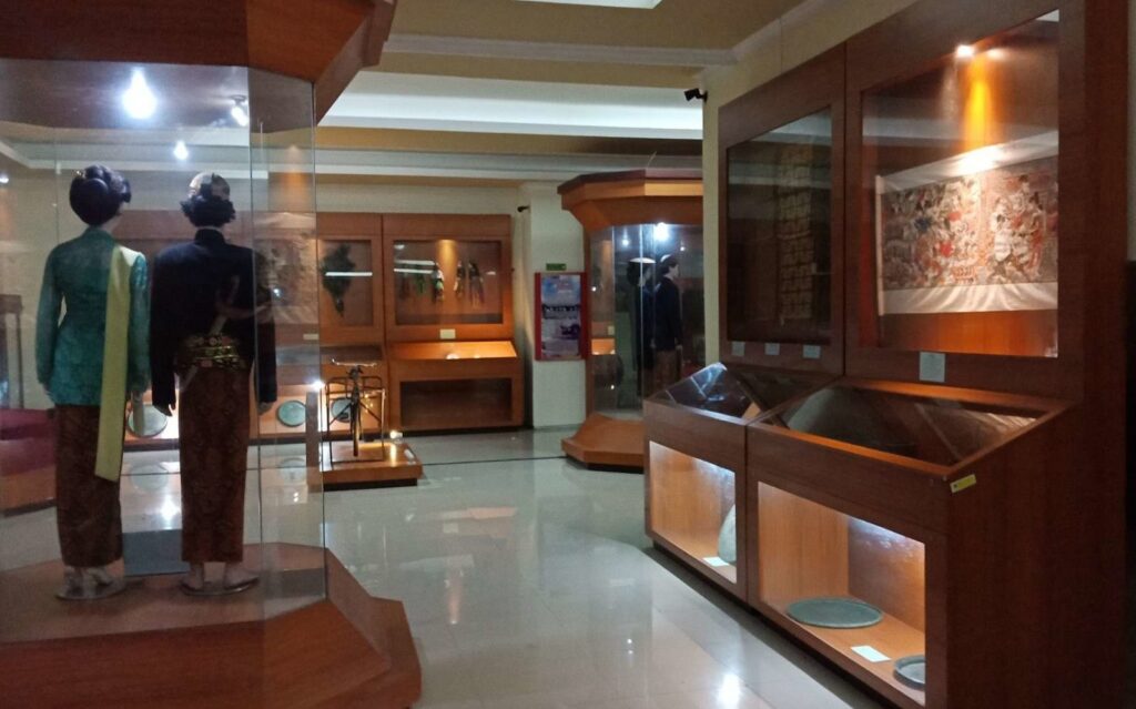 koleksi benda budaya museum ronggowarsito