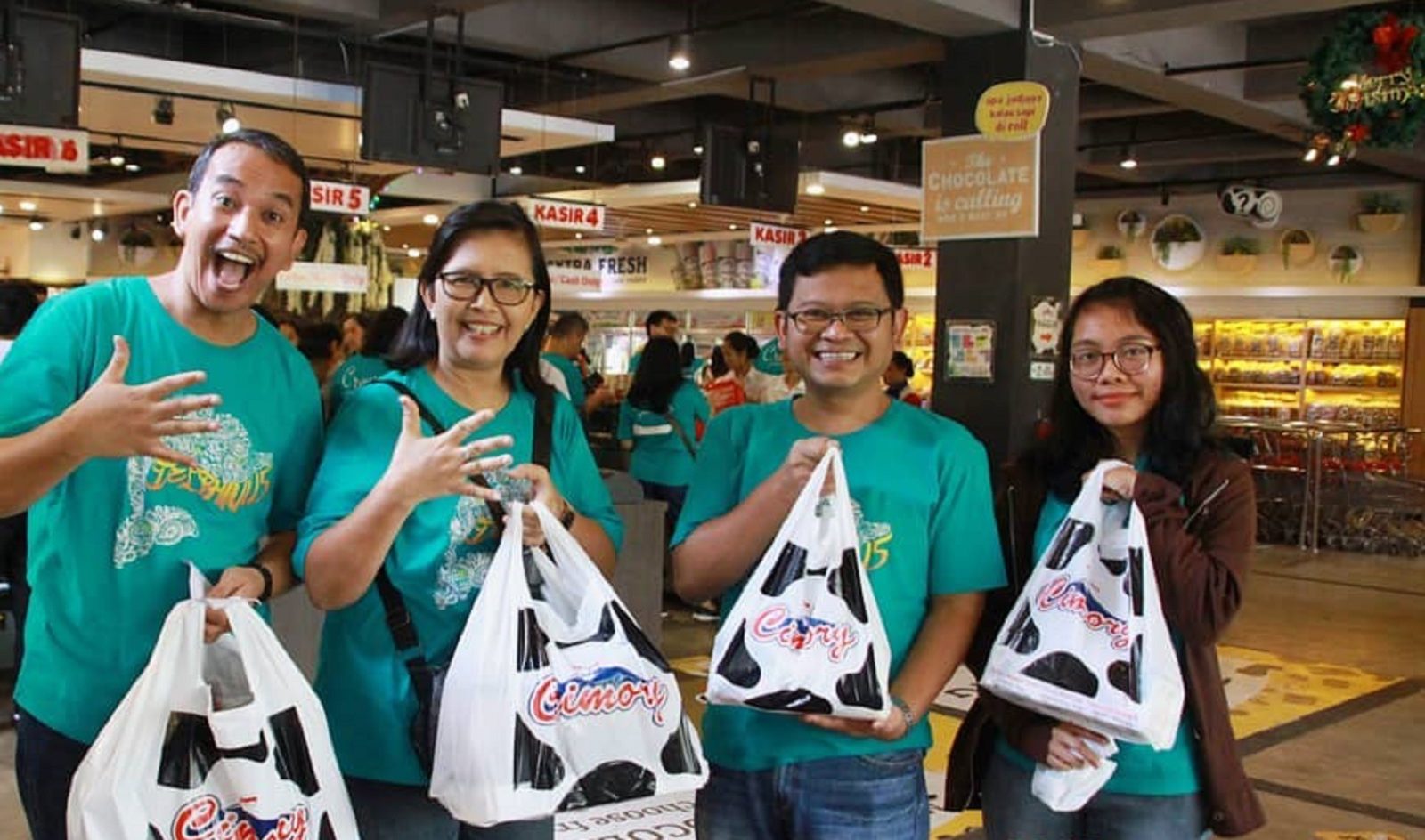 Berbelanja aneka produk olahan susu di Cimory Riverside Bogor