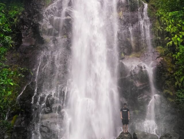 Berfoto berlatar air terjun merupakan aktivitas favorit wisatawan Curug Cigamea Bogor