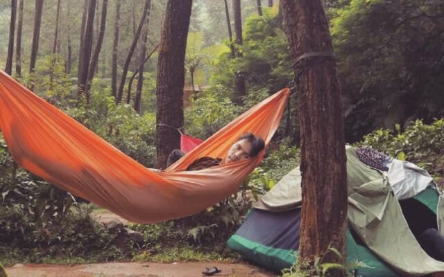 Bersantai dengan menginap di tenda dalam area camping ground