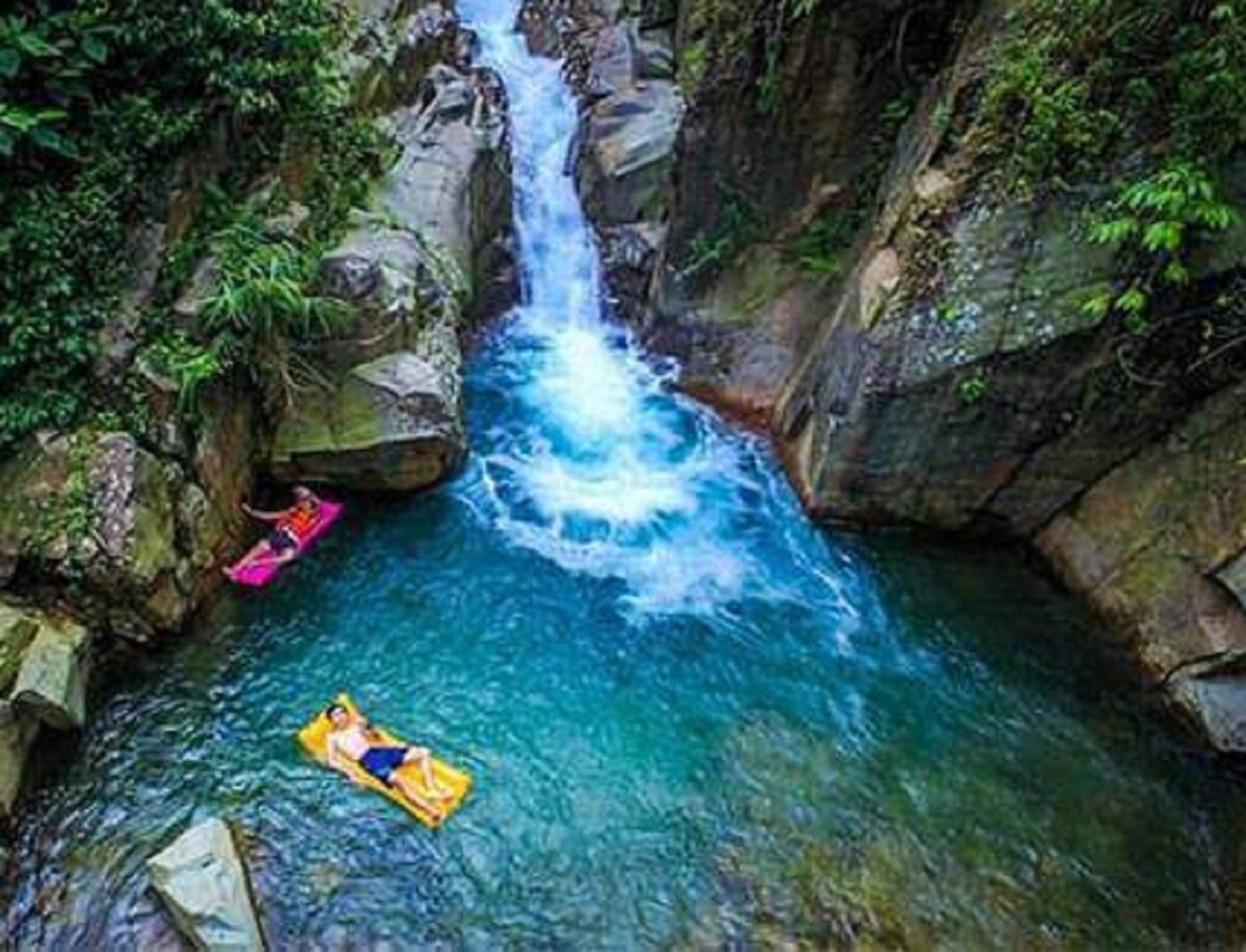 Bersantai di permukaan kolam Curug Pangeran Bogor menjadi ajang relaksasi wisatawan