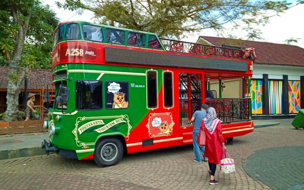 bus unik yang membawa pengunjung berkeliling area taman