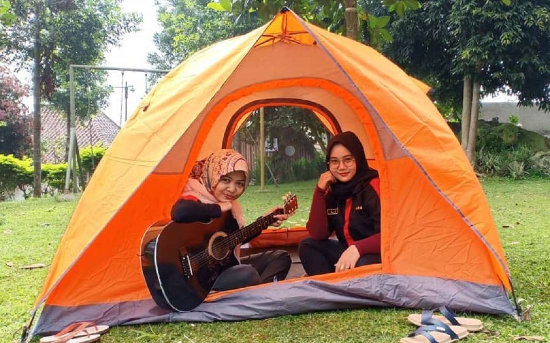 Camping ground tersedia bagi wisatawan yang berminat menginap di alam terbuka wisata curug Ciherang Bogor