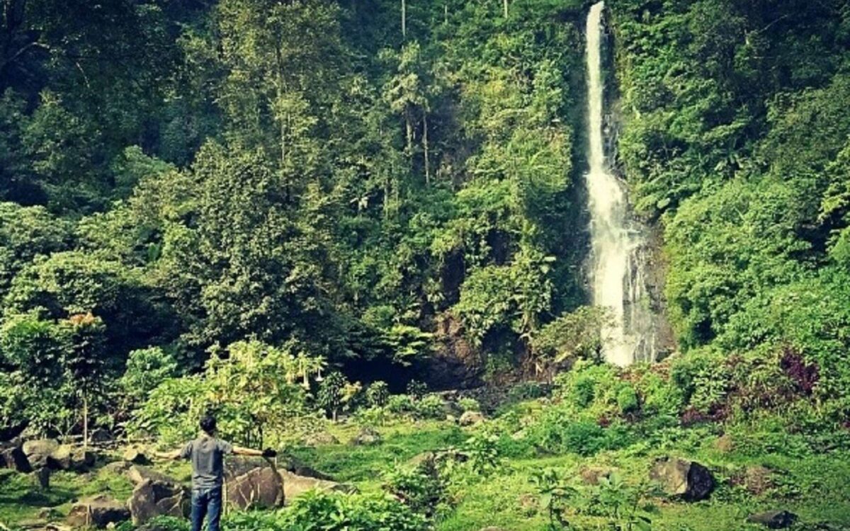 Curahan air Curug Cijalu Subang memiliki ketinggian mencapai 70 meter