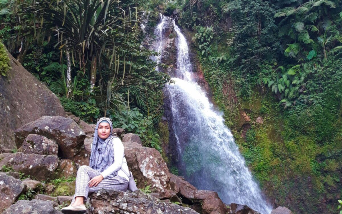 foto berlatar air terjun