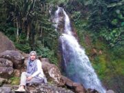 foto berlatar air terjun