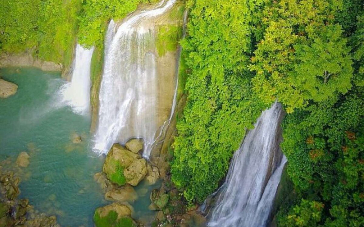 Curug Cikaso Sukabumi memiliki lebar 100 m dengan ketinggian mencapai 80 m