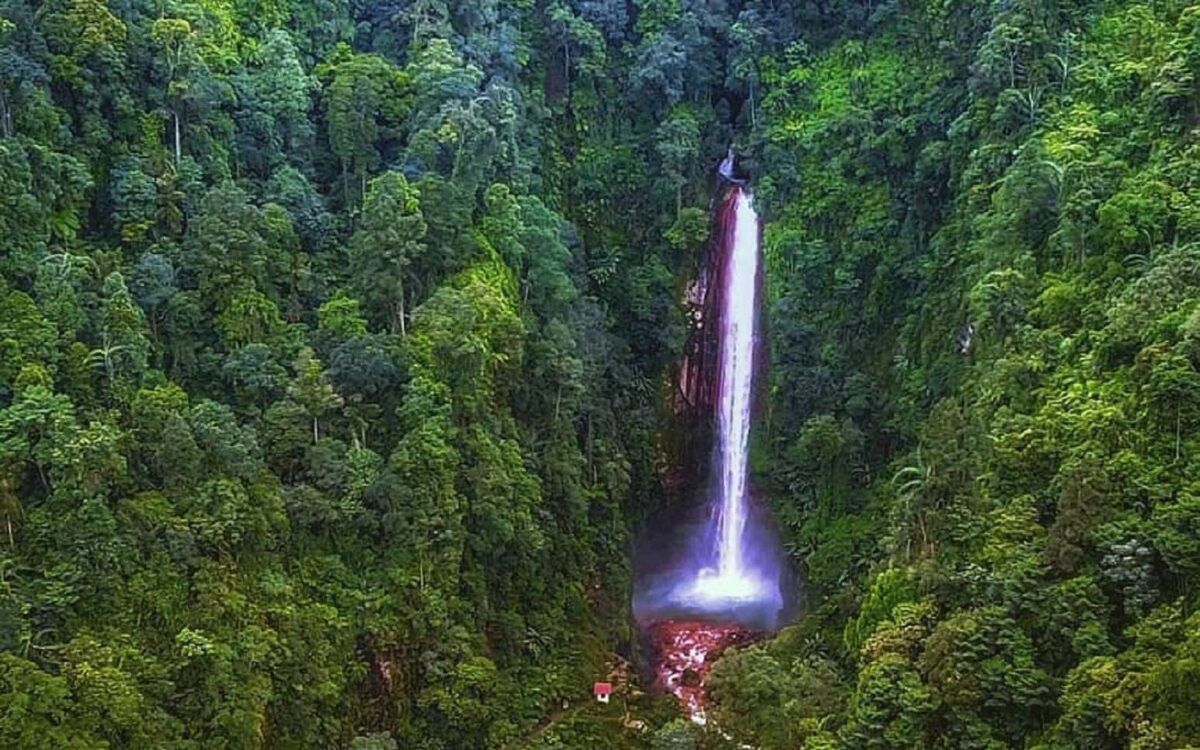 Curug Seribu dengan ketinggian 100 meter merupakan air terjun tertinggi di Bogor