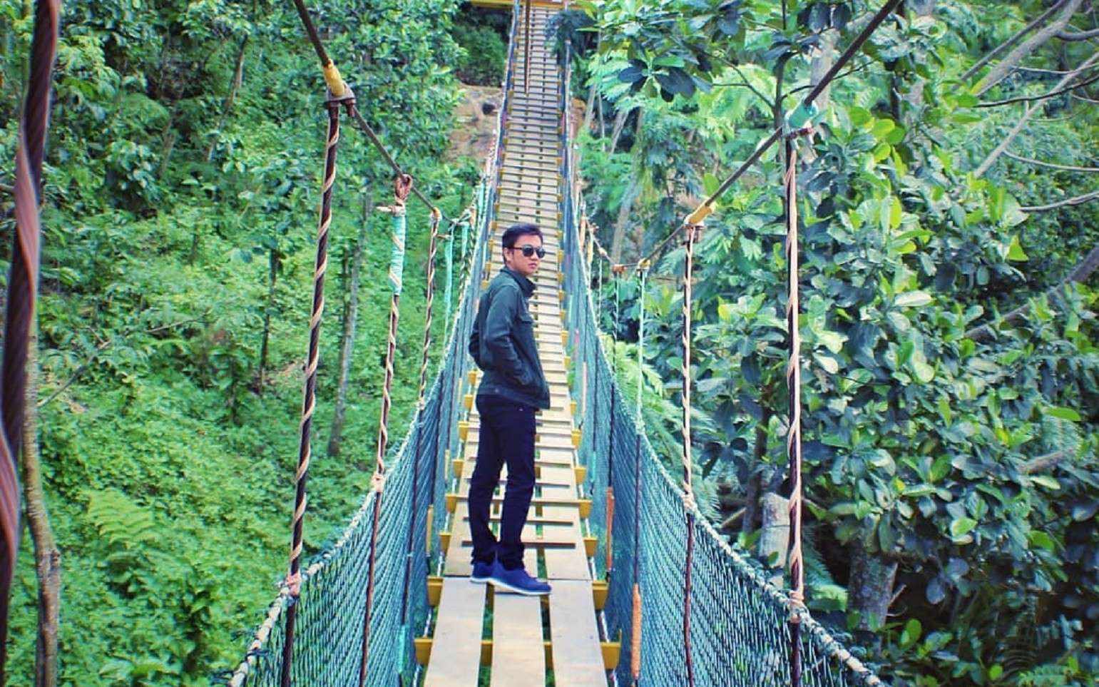 Jembatan Gantung di area wisata Curug Ciherang Bogor ini merupakan salah satu spot foto favorit