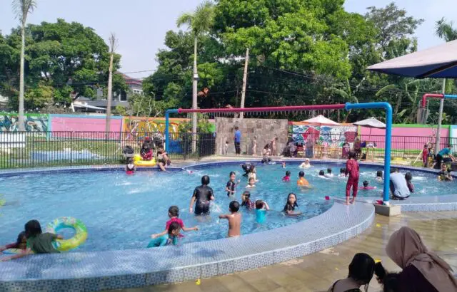 Kolam renang di Taman Pemuda Pratama Depok
