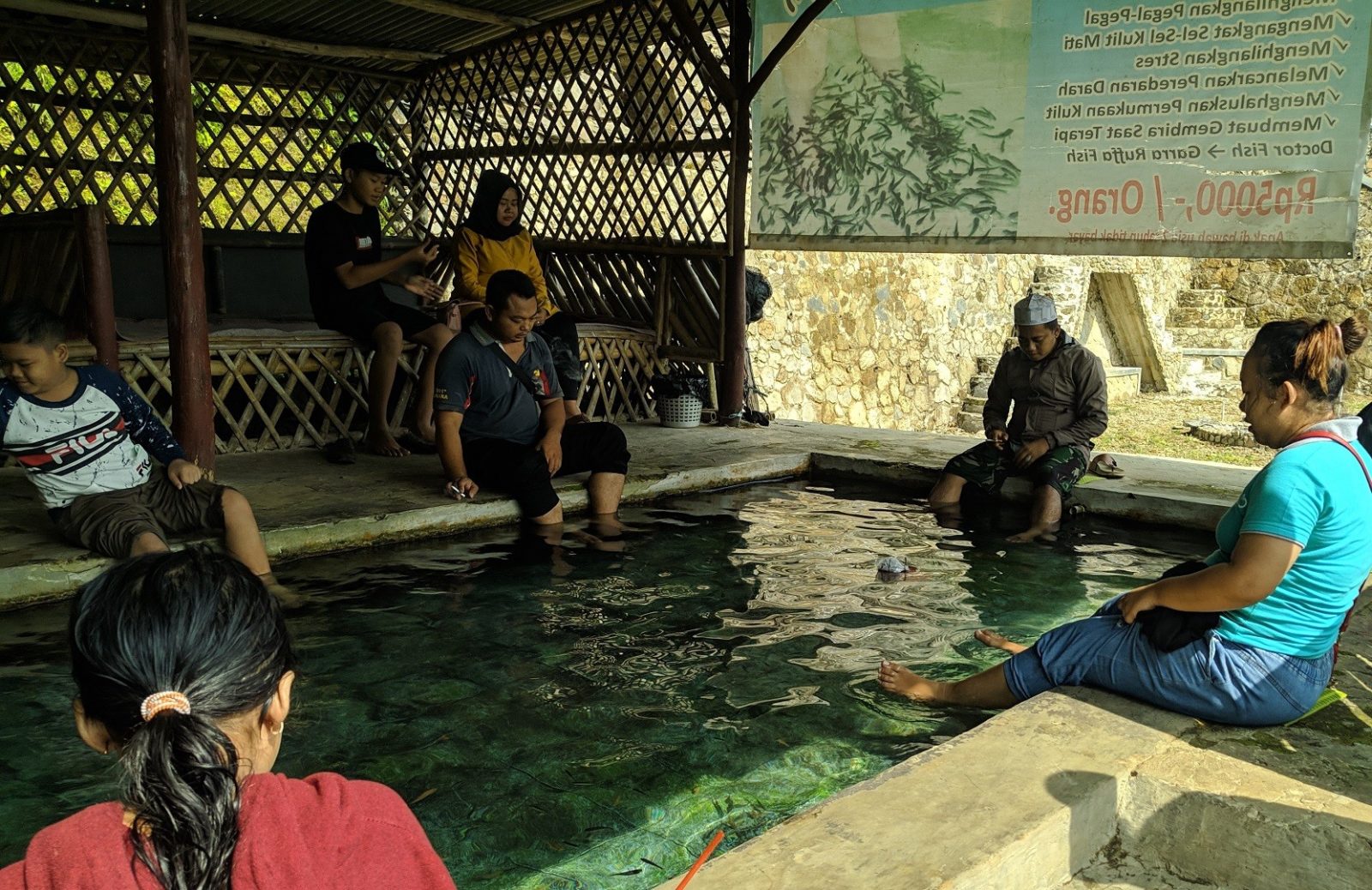 wisatawan melakukan terpai ikan di berbagai kolam khusus yang tersedia