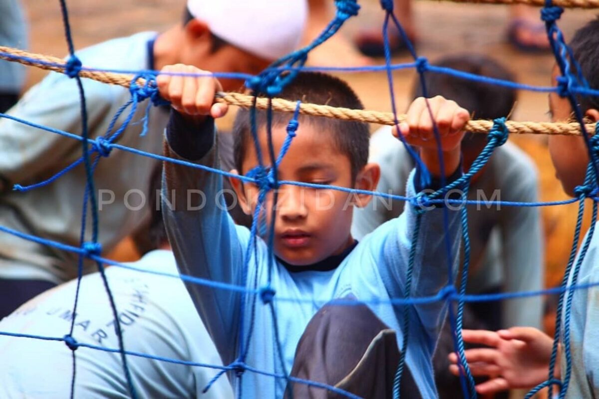Memanjat tali wahana Spider Web di Pondok Zidane Depok