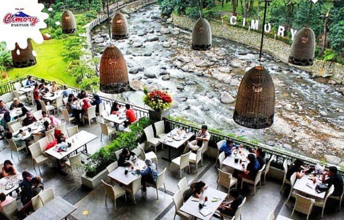 Menikmati aneka sajian hidangan menu Restoran Cimory Riverside Bogor