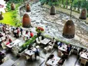 Menikmati aneka sajian hidangan menu Restoran Cimory Riverside Bogor