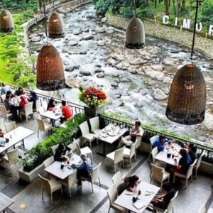 Menikmati aneka sajian hidangan menu Restoran Cimory Riverside Bogor