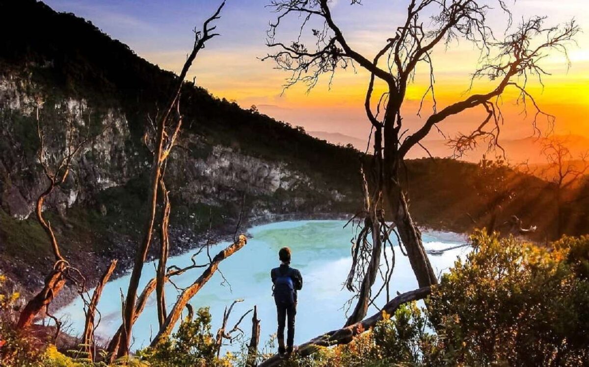 Menikmati matahari terbit dari spot Sunan Ibu Kawah Putih Bandung
