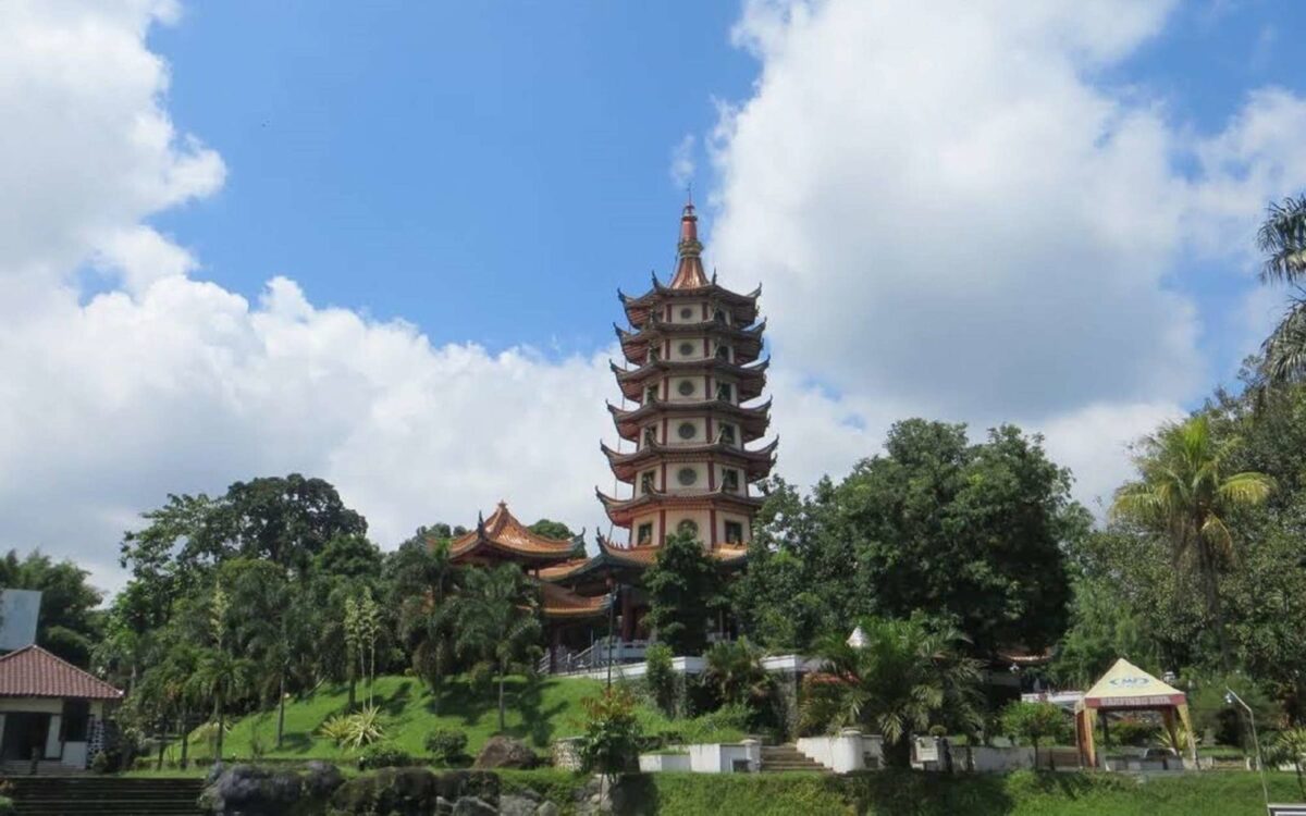 suasana sekitar pagoda Pagoda Avalokitesvara