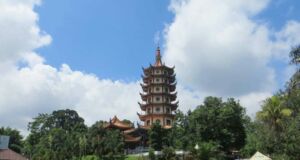 suasana sekitar pagoda Pagoda Avalokitesvara