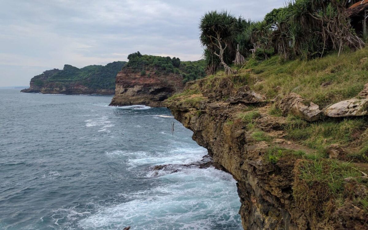 bukit yang menjorok ke laut di pantai timang yogyakarta