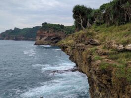 bukit yang menjorok ke laut di pantai timang yogyakarta