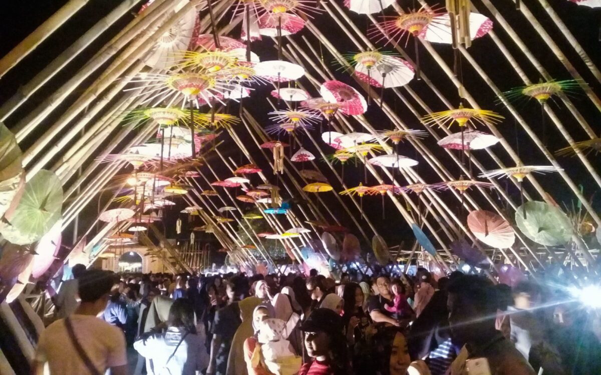 Pengunjung Pasar Malam Ngarsopuro