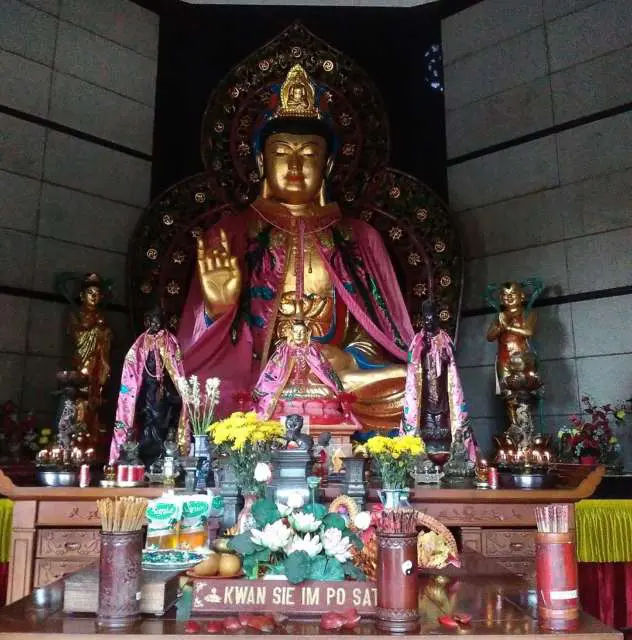 patung dewi kwan Im di Pagoda Avalokitesvara