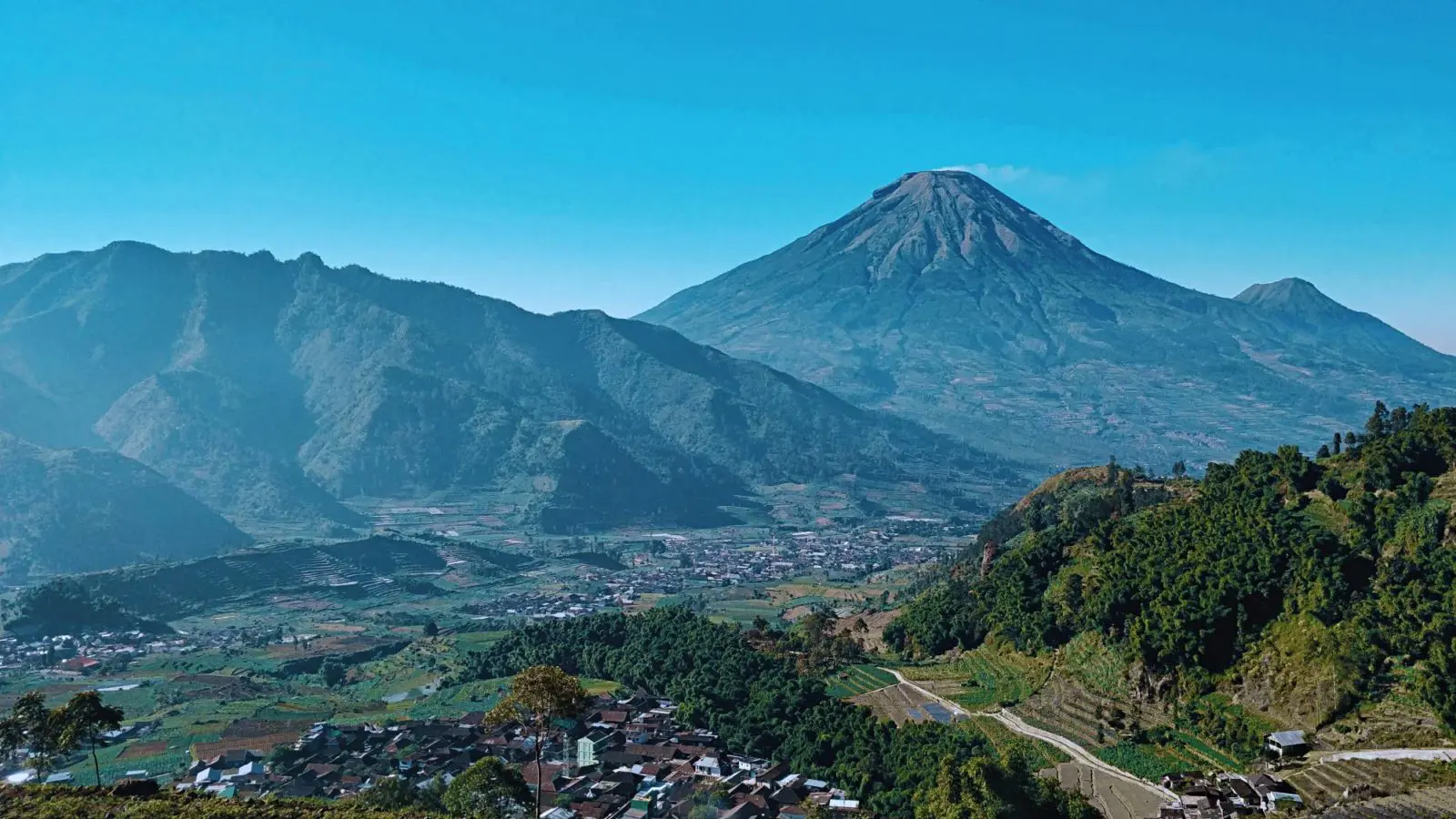 Indahnya pemandangan pegunungan dari gardu pandang Tieng