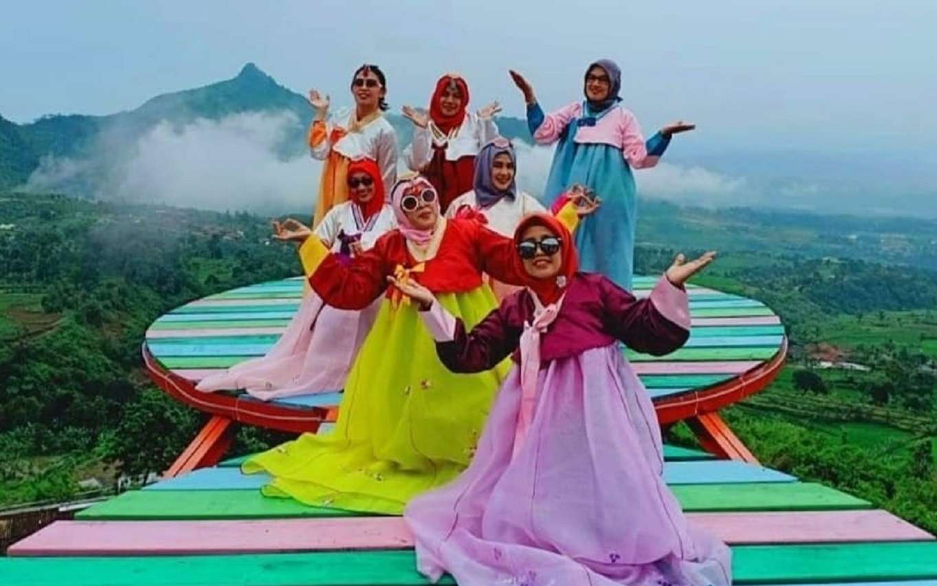 Penyewaan pakaian tradisional Korea sangat diminati wisatawan sebagai kostum untuk berfoto di Curug Ciherang Bogor -