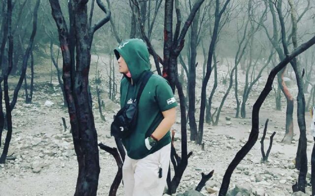 Pepohonan di sekitar kawah memberikan kesan eksotis yang sangat cocok untuk latar foto bagi wisatawan Kawah Putih Bandung