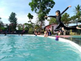 pengunjung bermain di kolam renang pikatan water park