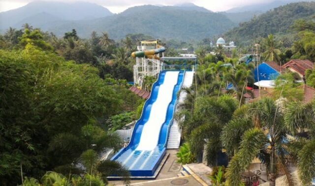 Wahana Racer Slide Cafless Waterpark