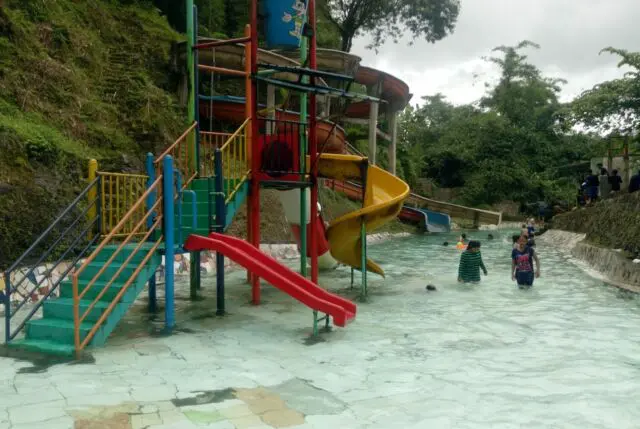 Salah satu kolam buatan dalam Waterpark Curug Luhur Bogor dengan seluncur air untuk anak-anak