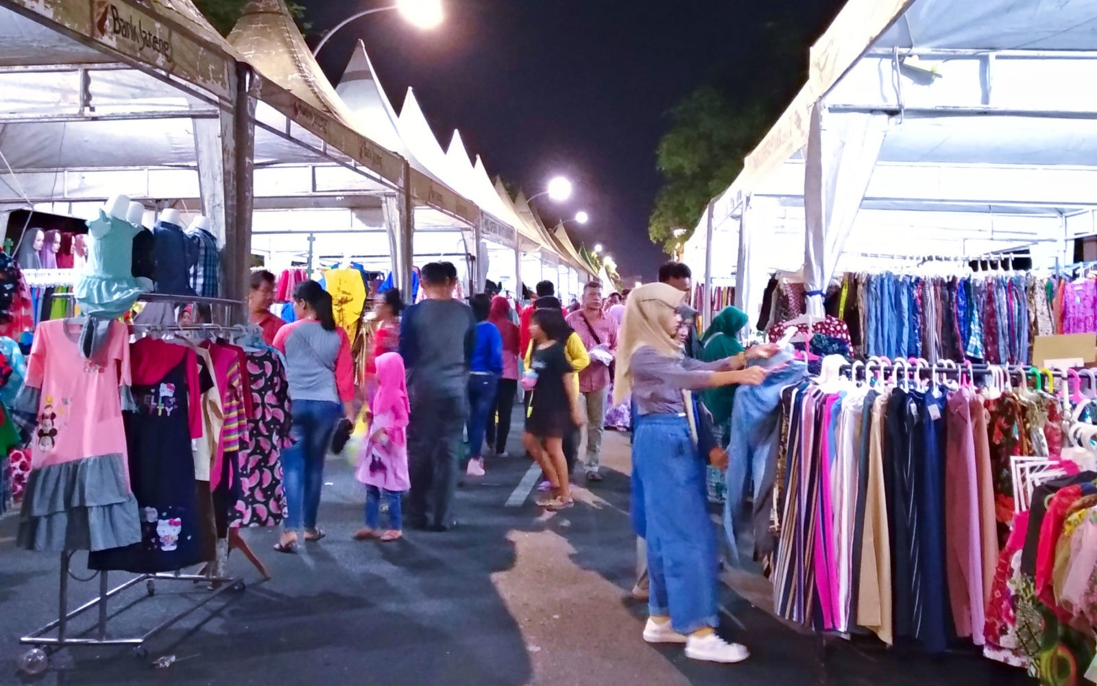 Stand-stand Penjual Pakaian di Ngarsopuro Night Market