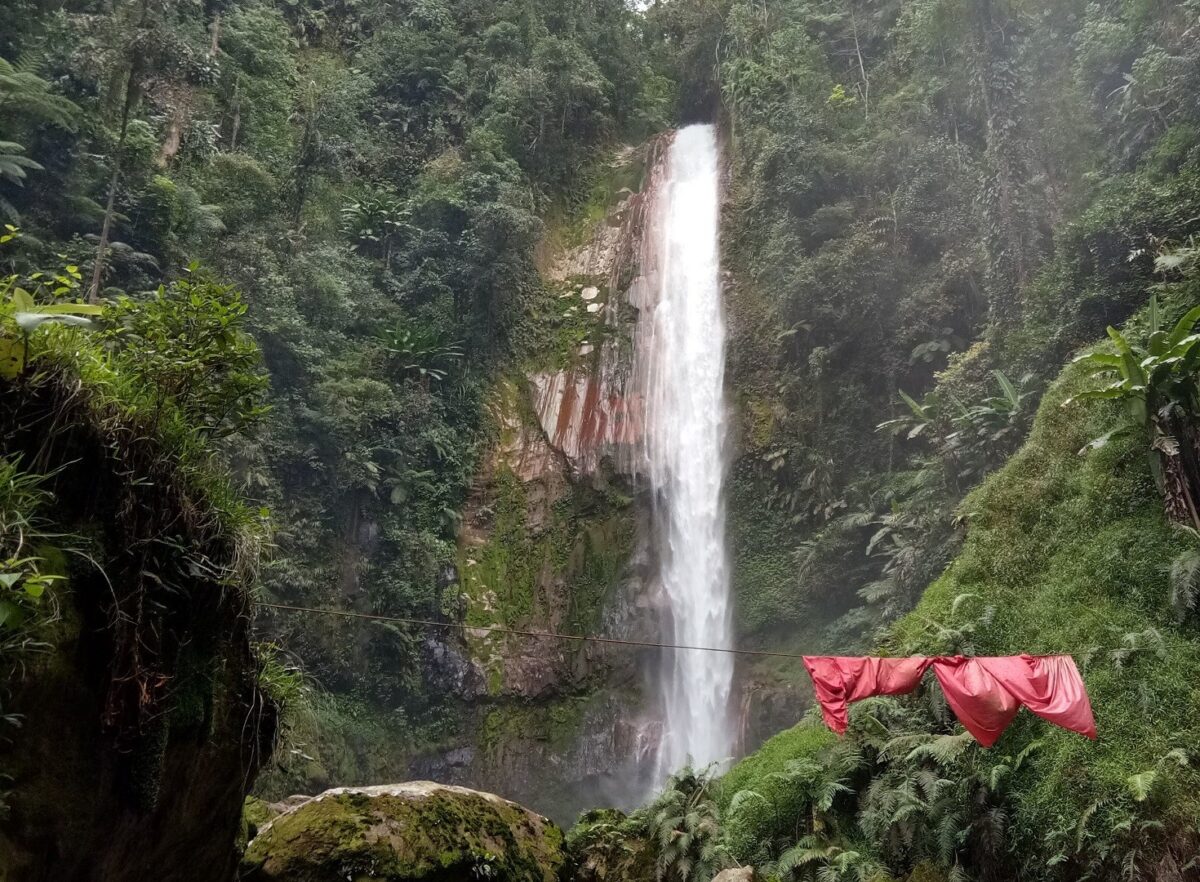 Tali dengan kain merah menjadi batas larangan melintas bagi wisatawan Curug Seribu Bogor