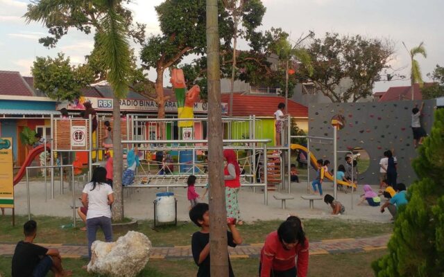 area permainan anak-anak dengan berbagai wahana