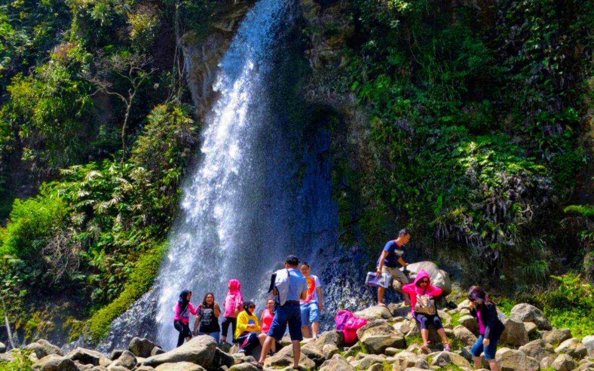 area berbatu curug cibeureum bogor