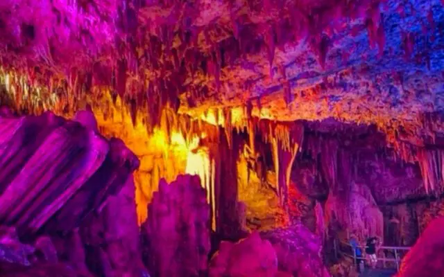lorong gua dengan ornamen stalaktit dan stalakmit 