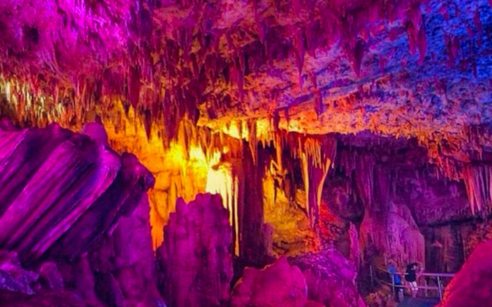 lorong gua dengan ornamen stalaktit dan stalakmit 