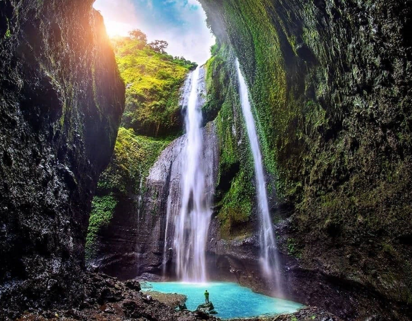 Air Terjun Madakaripura Probolinggo memiliki ketinggian 200 meter sehingga ditempatkan sebagai air terjun tertinggi di Pulau Jawa