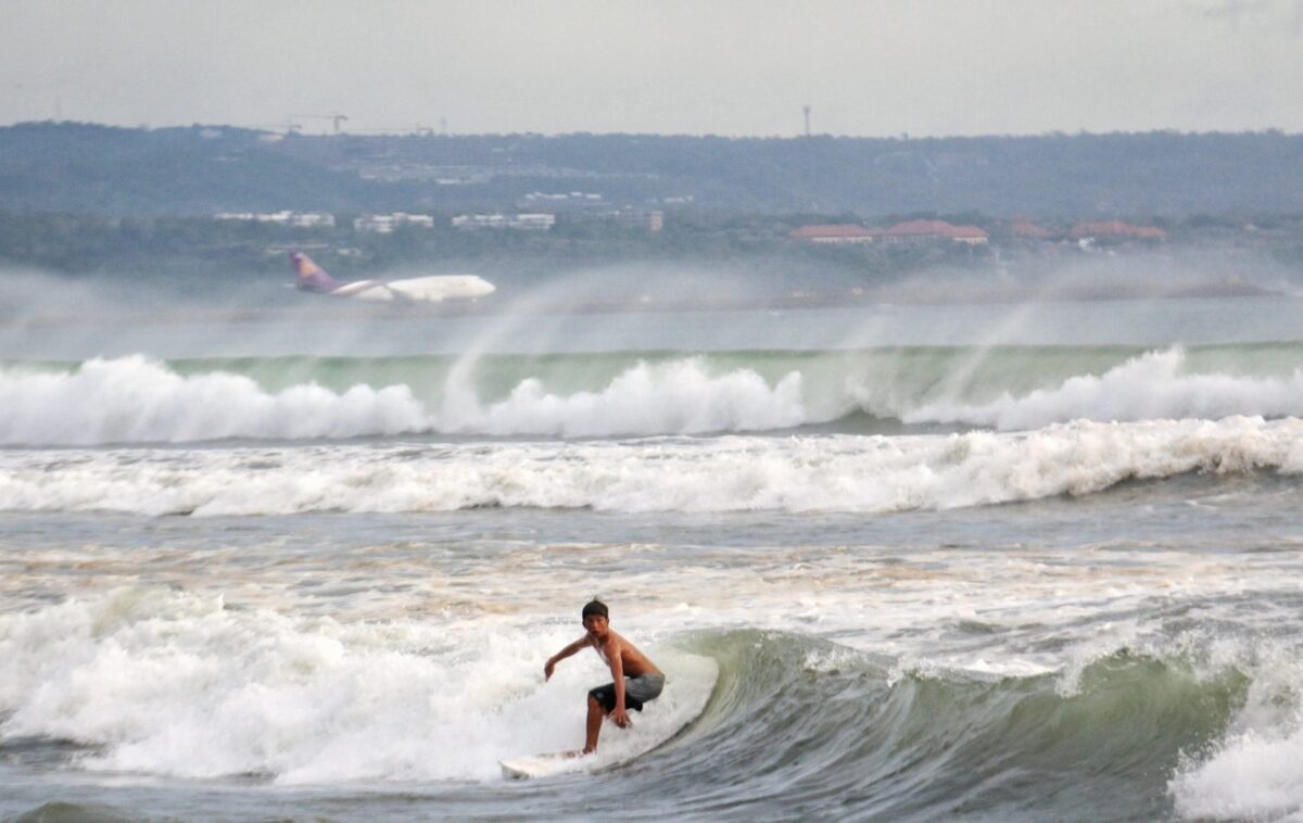 Surfing kegiatan favorit di pantai ini