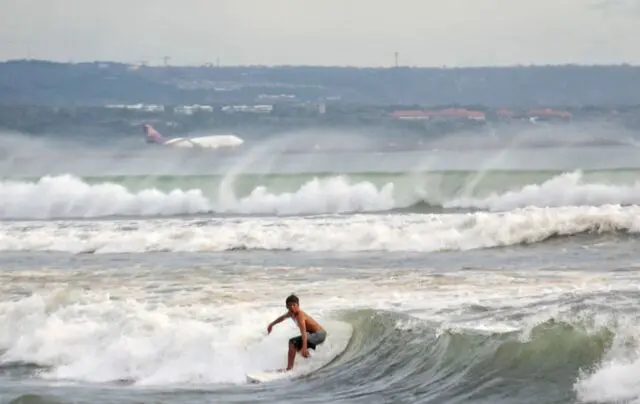 Aktivitas surfing banyak terlihat di laut Pantai Kuta Badung karena ombaknya panjang, tidak terlalu besar dan cukup landai