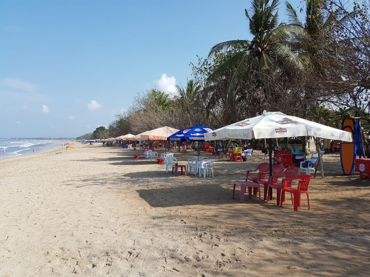 area bersantai di pantai kuta