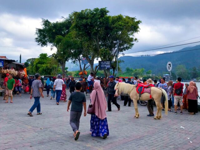 berkuda mengelilingi area telaga sarangan