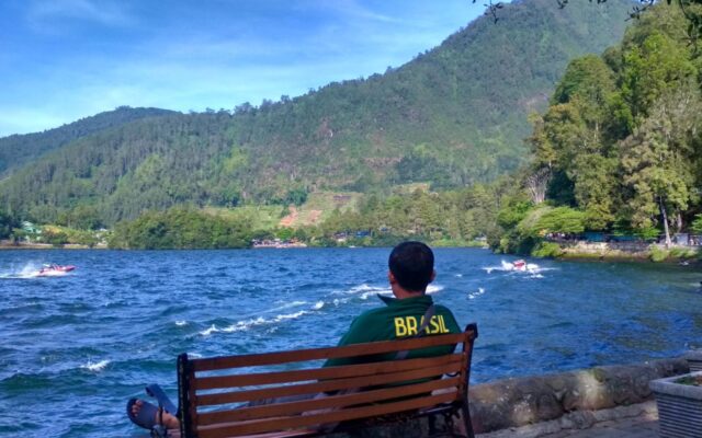 Bersantai di tepi Telaga