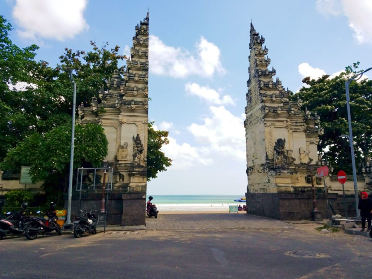 candi bentar pintu masuk ke area pantai
