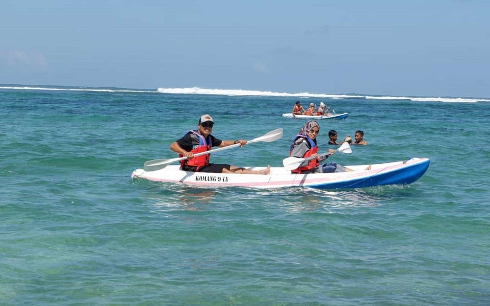 wisatawan bermain kano di kawasan pantai 
