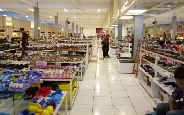 berbagai barang souvenir dan sepatu