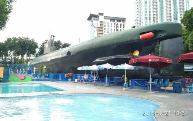 kolam renang di monumen kapal selam surabaya