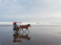 menyusuri pantai menggunakan kereta kuda