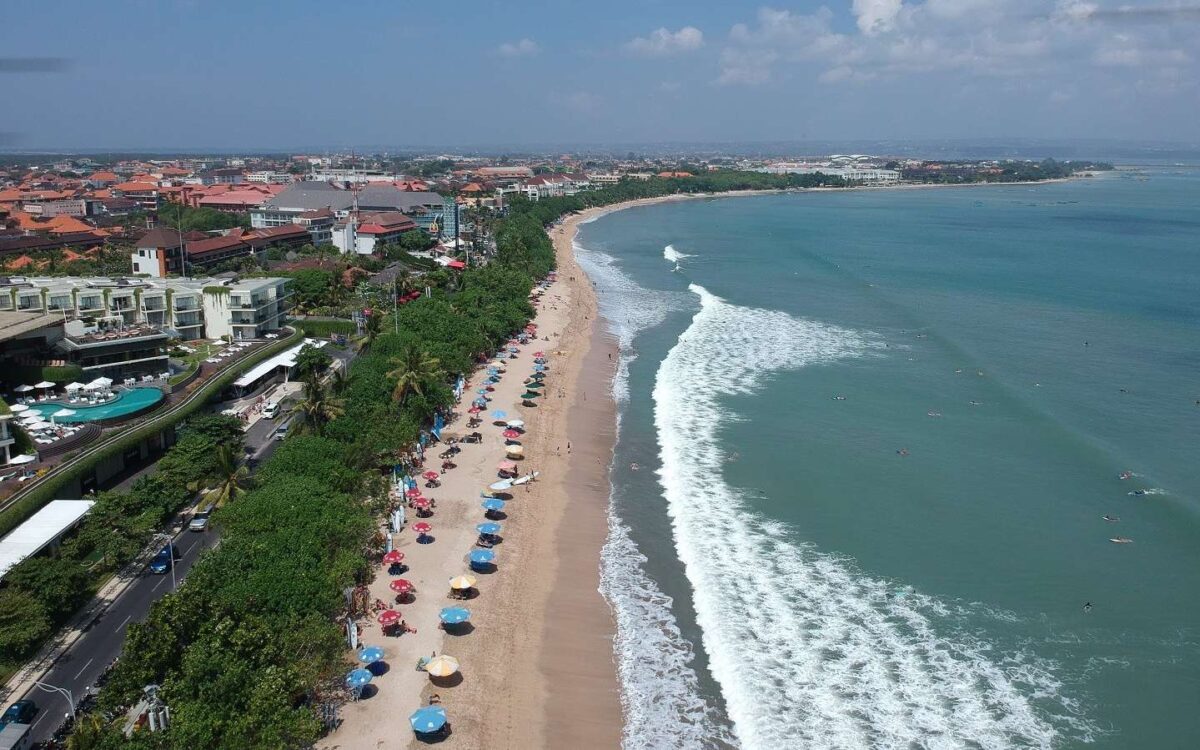 Garis pantai yang meliputi tiga pantai yaitu Kuta, Doube-Six, Seminyak